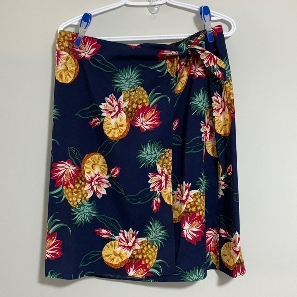 Hilo Hattie Original Hawaiian Wrap Skirt Pineapple and Floral Pattern Size M